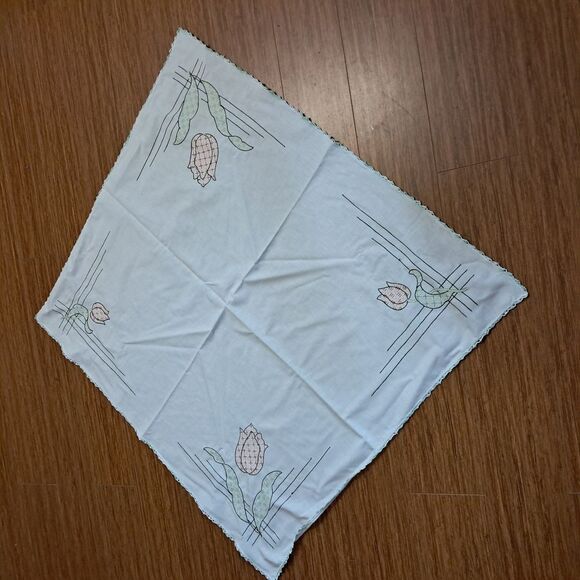 Tablecloth 35x40 Tulips‎ Embroidery #37 - Picture 1 of 6